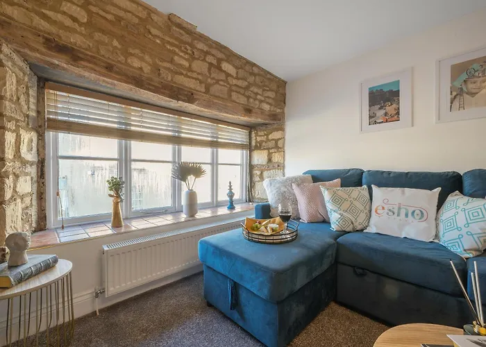 Cotswolds- 2 Bed Flat In 18Th Century Building, Town Centre With Smart Tv - Esho Stays