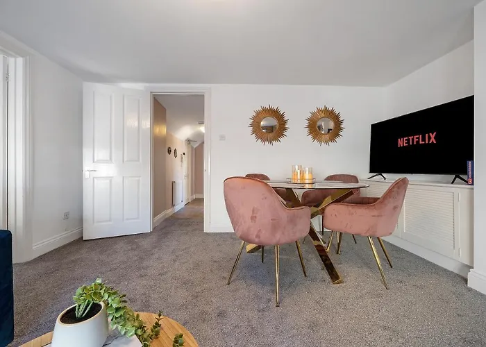 Cotswolds- 2 Bed Flat In 18Th Century Building, Town Centre With Smart Tv - Esho Stays